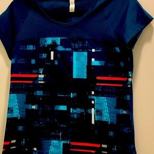 Tee with opening in back